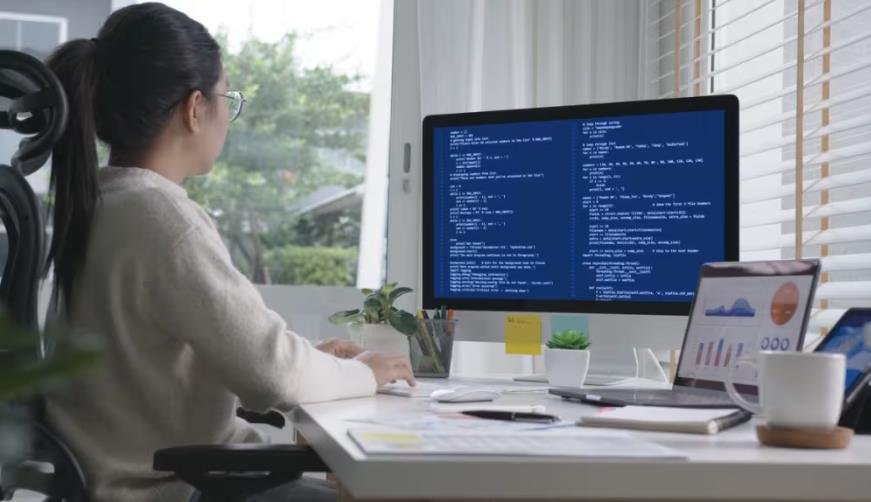 义乌市软件开发公司实战建议:网站赋能,为何必须接入支持机器人?